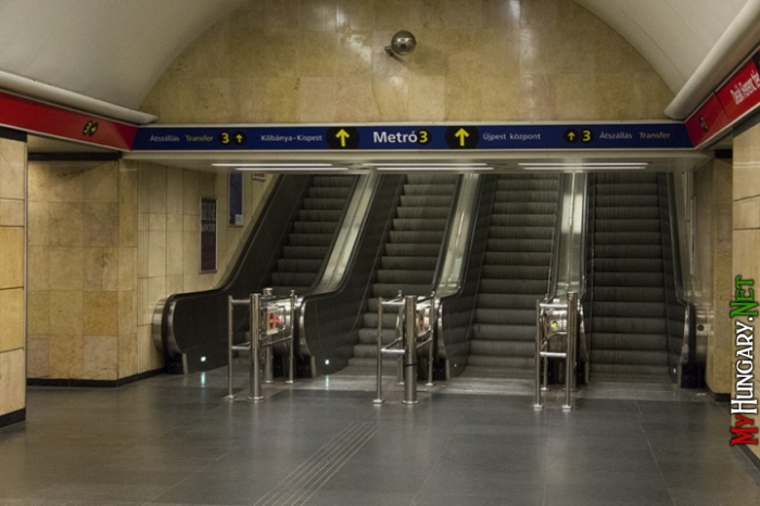 Переход на станцию метро синей ветки (M3) в Будапеште